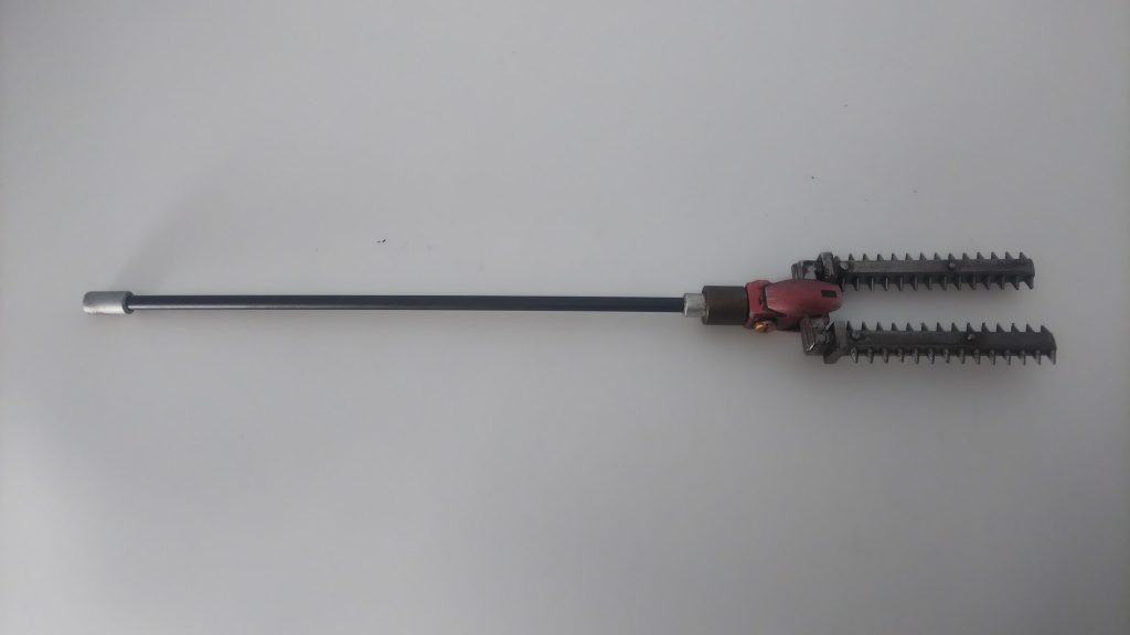 さすまた丸リベットのあまりパーツを合わせてトゲトゲ作って各種プラ棒とハインドリーの二の腕をぶっ刺した。思ったより三下の武器っぽくてヨシ!