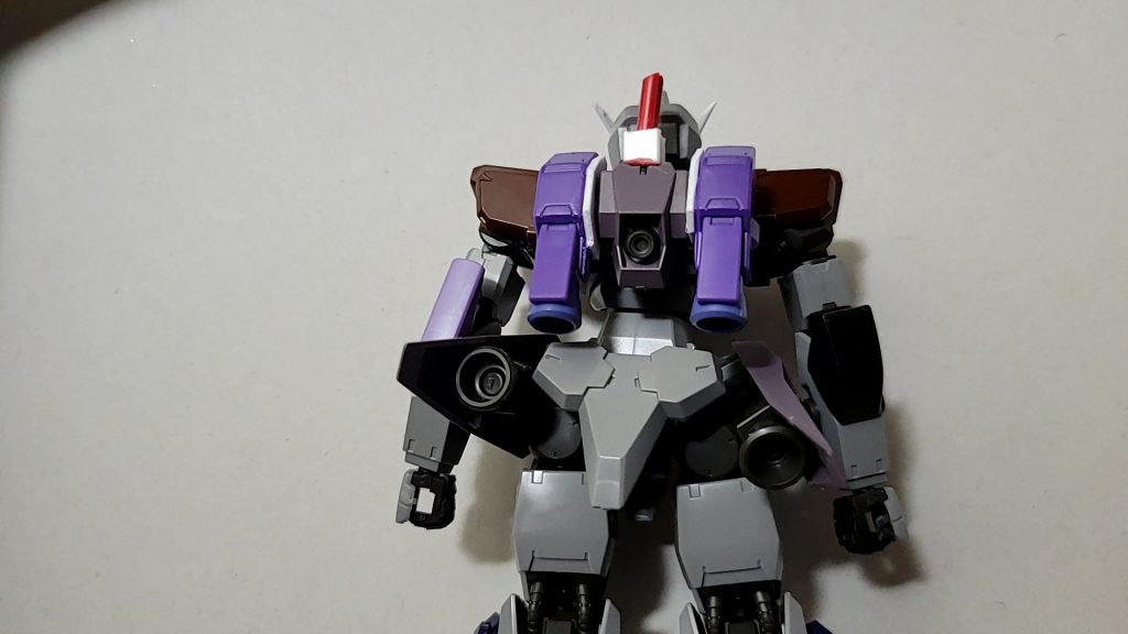 バックパックのスラスターをキマリストルーパーのものに変更し上に3㎜プラ棒を刺し、肩を変更、肘にジャンクパーツを接着