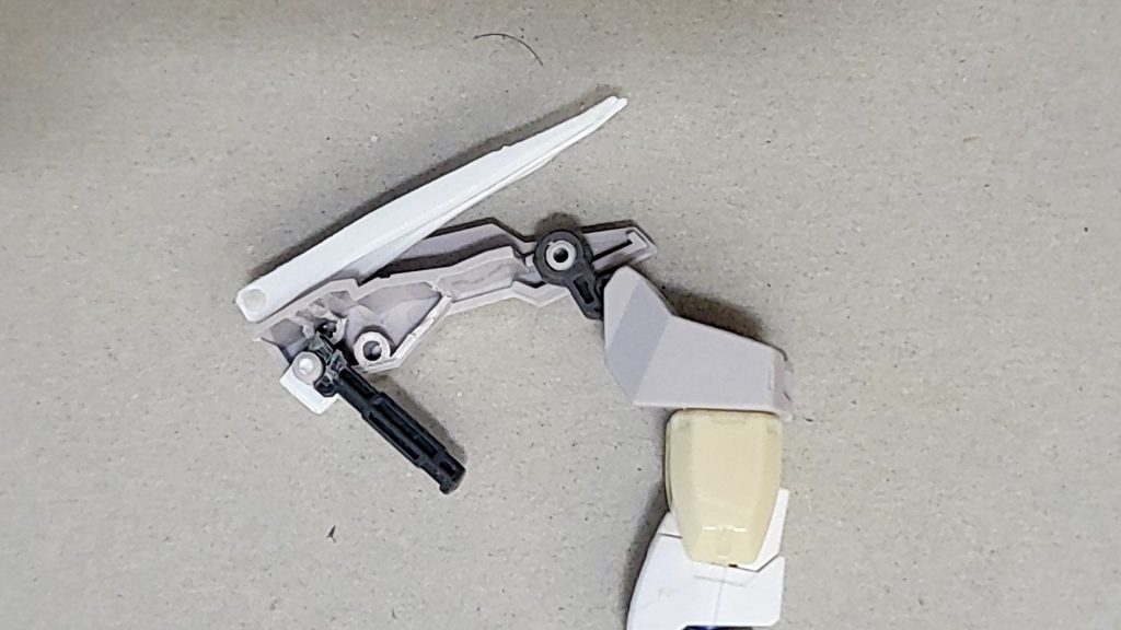 リバーシブルガンダムの腕に、ヅダのシールドについているようなグリップなどを取り付け