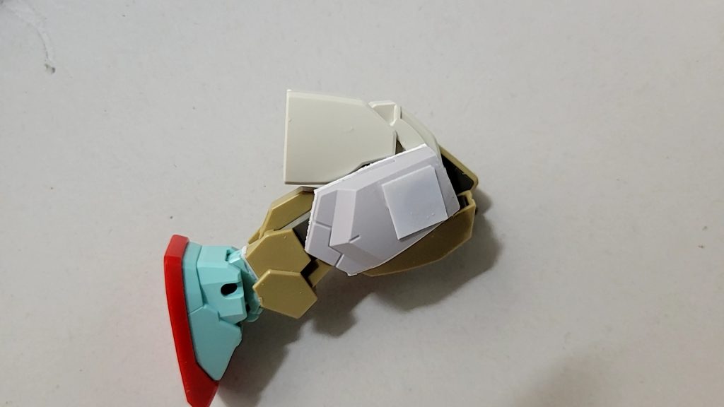 膝の内側が寂しかったのでリバーシブルガンダムの太ももを半分に切り接着足首から下はジムに変更