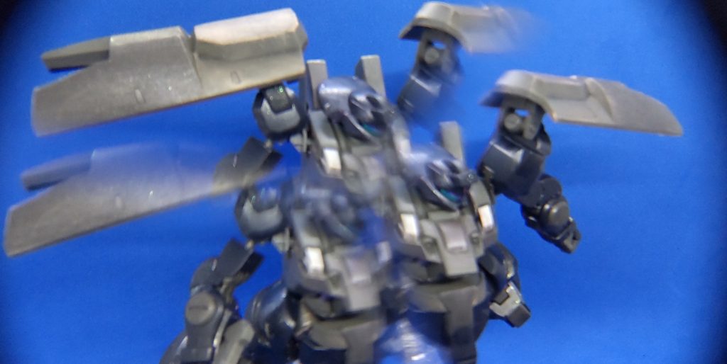 黒っぽい機体は三つにして撮りたくなってしまいます。黒い三●星とか言いだすからオールドタイプは困りますね（苦笑）。