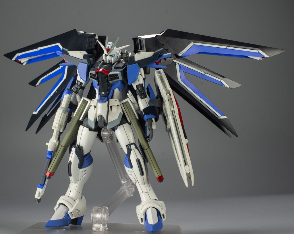 映画本編を見たら理由がわかるのですが、上半身の青単色の面積が大きい感じがしたので、羽根の紺/青ツートンで全身を塗り分けました