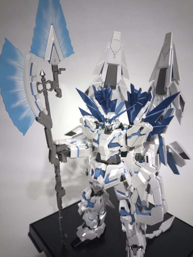 改造は控えめで、デストロイモード固定、大腿部は延長機能を使わず、装甲を切り欠いてデストロイっぽくしています。あとは肩アーマー大型化、つま先の延長くらいだったと思います。塗装工程長すぎて改造箇所忘れた。