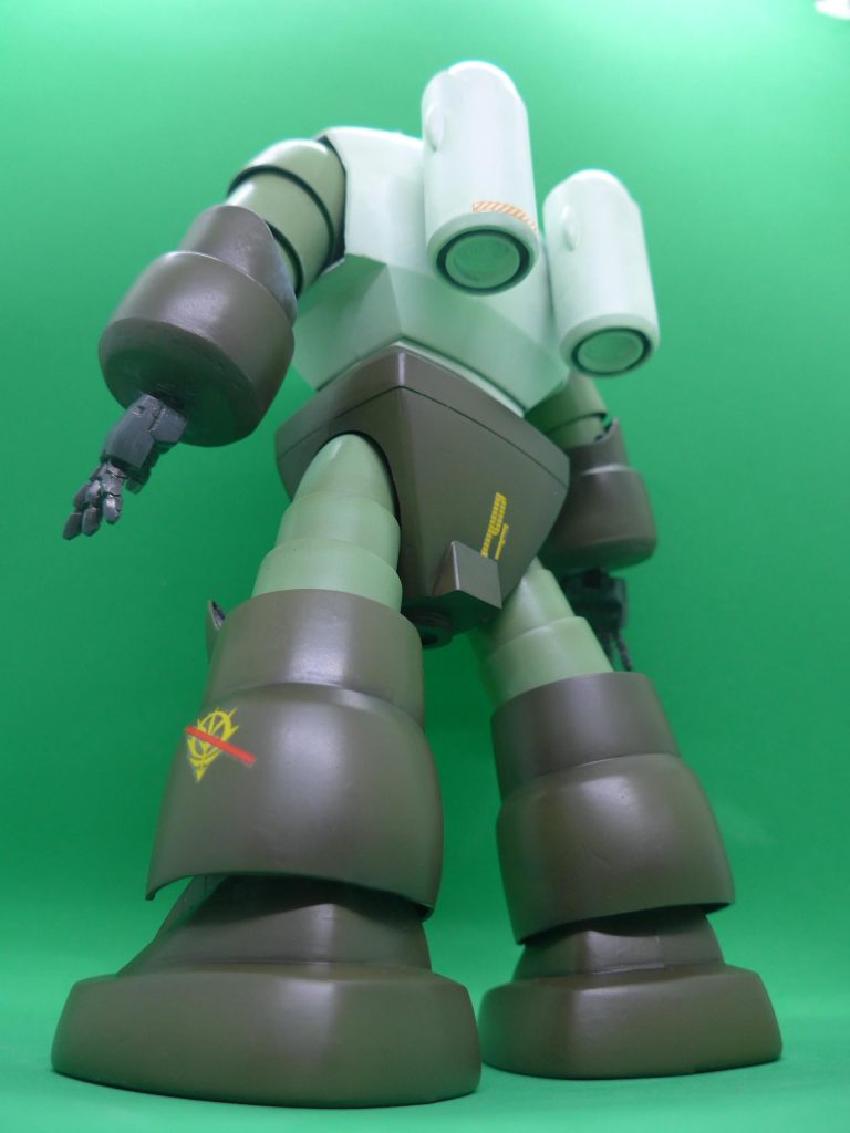 後ろからです。腰には略号の「PF」が記されている。ジオン残党との誤認リスクを下げるため、足はジオンの紋章に斜線が入れられた。連邦内でもこの処理には賛否両論があったが、平和維持活動中の誤認によるトラブル回避が最優先された。