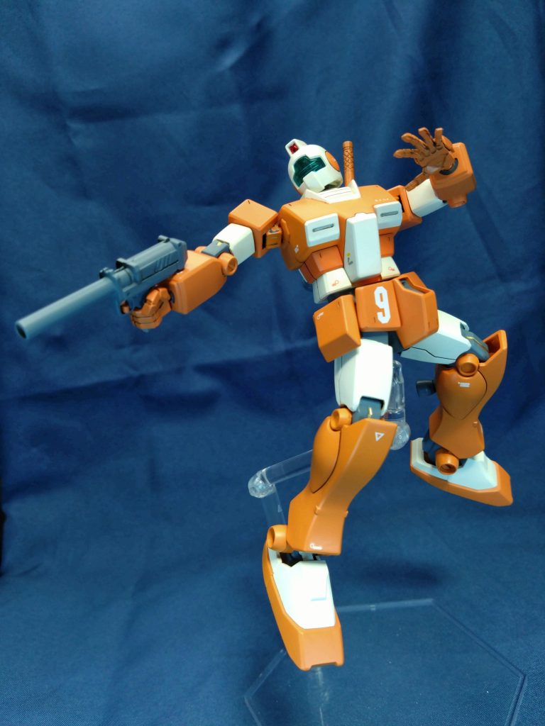 ベースにしたジムが古いので可動は良好と言えませんが、カッチリしたデザインをしているので画にはなっていると個人的には思っています。首は1.5ミリほど伸長し、角度が付けられるようにしています。