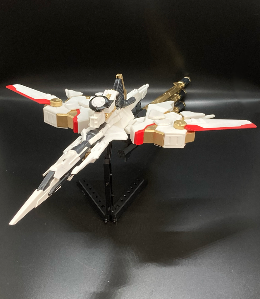 まずは単機形態ショーコレジンスーパータフという強度の強い素材を使っているためヘタレや割れなどなくカッチリとした変形に仕上がっています。