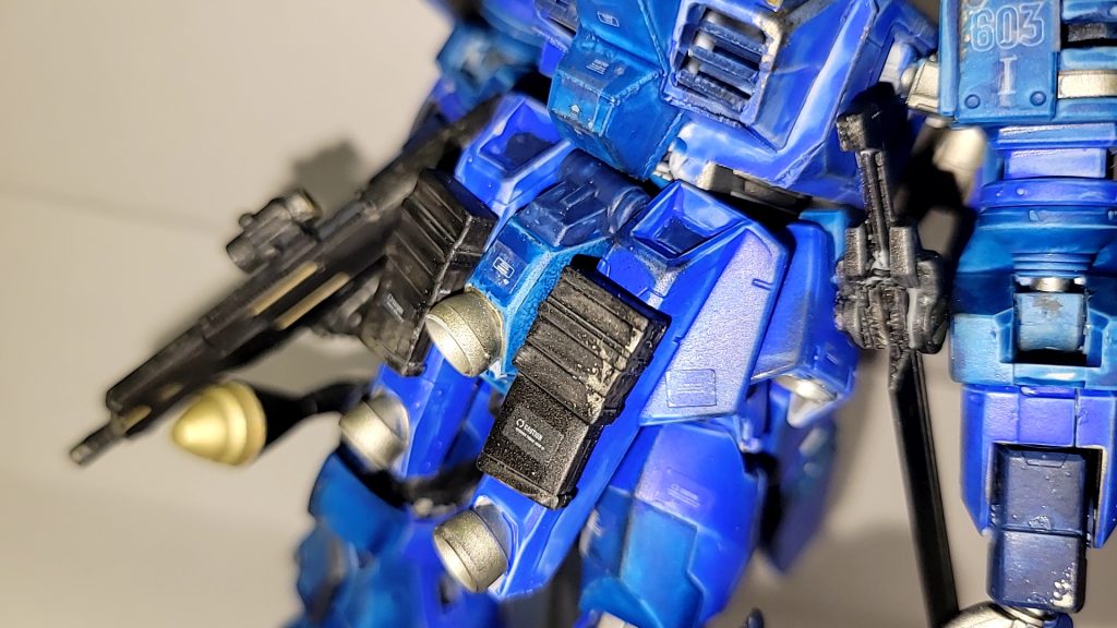 フロントスカートはナハトとアリオスのものを使用しスラスターとマガジンを追加サイドスカートにもスラスターを追加しています