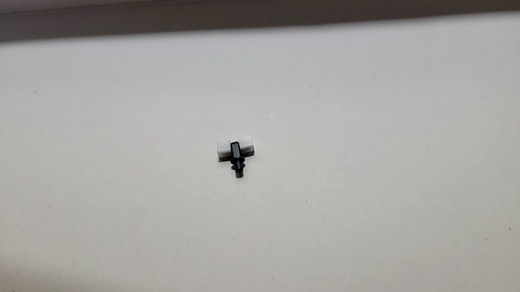 T字のジョイントに3㎜穴を開けた5㎜角棒を取り付け