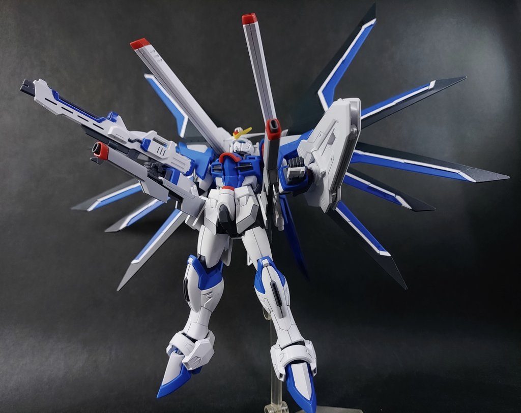 フリーダム名物ハイマットフルバーストもはいこの通り。今回はビームライフルが一挺になっているので砲門の数は歴代最小ですが、その迫力はいささかも衰える事がありません。(というかバッテリー駆動でフリーダムクラスの火力を有する事自体がすごい)ただビームライフルが大きい為か右側の翼が隠れてしまい、なかなかいいアングルで撮影できないのが玉に瑕ですね。さて、もう一人の立役者イモータルジャスティスも作ってあげなくちゃ。