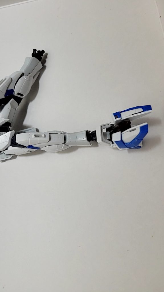 膝をFGフリーダムのパーツを使い大型化フッドパーツを半分して、スサノオのパーツに3㎜プラ棒で接続