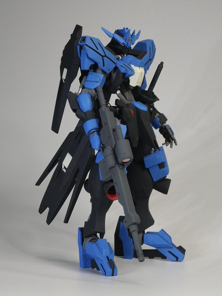 右側面。肩アーマー横のデザインだけは好きでないので、スラスターを埋め込みました。