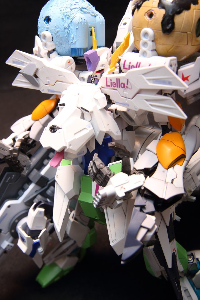 頭部は1/100ZZガンダムのものをコアガンダムの頭に被せてます胸の獣(ちび)の顔はイージスナイトの腰やらユーラヴェンのパーツなりをかき集めてます