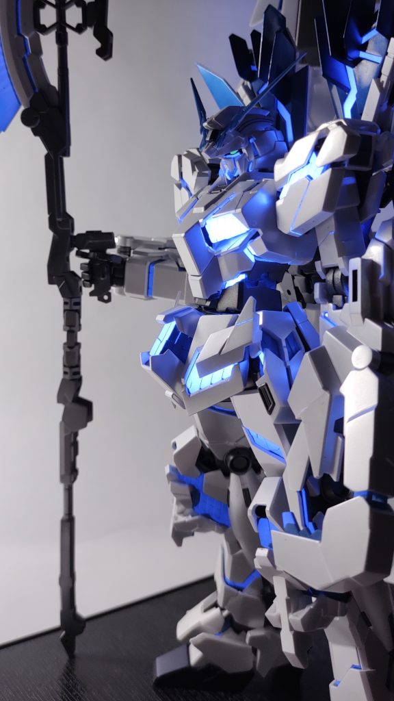 逆光気味にしても、発光で表情がわかるので、影のある写真が撮れて面白いです。