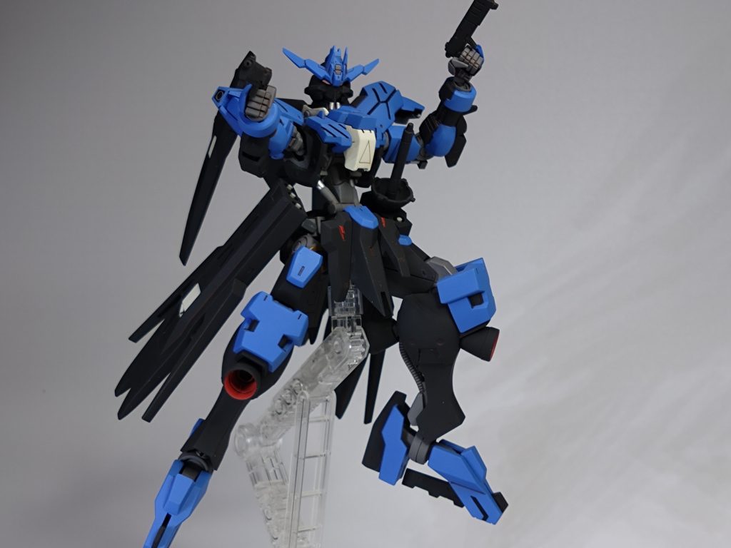 ハンドガンは切り詰めた物を用意して、使用時にはフロントアーマーから外せるようにしました。