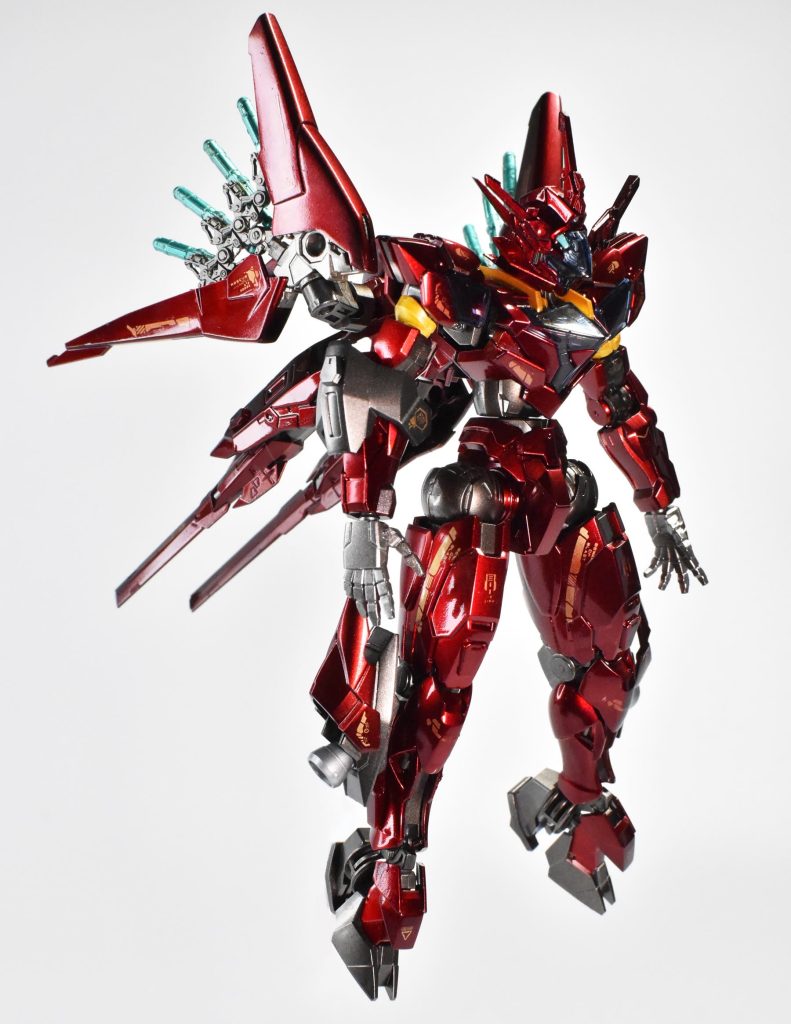 セカンドVの背部スラスターをミキシングして取り付け、展開ギミックとしてガンダムアーティファクトのパラスアテネのパーツを使用しました。