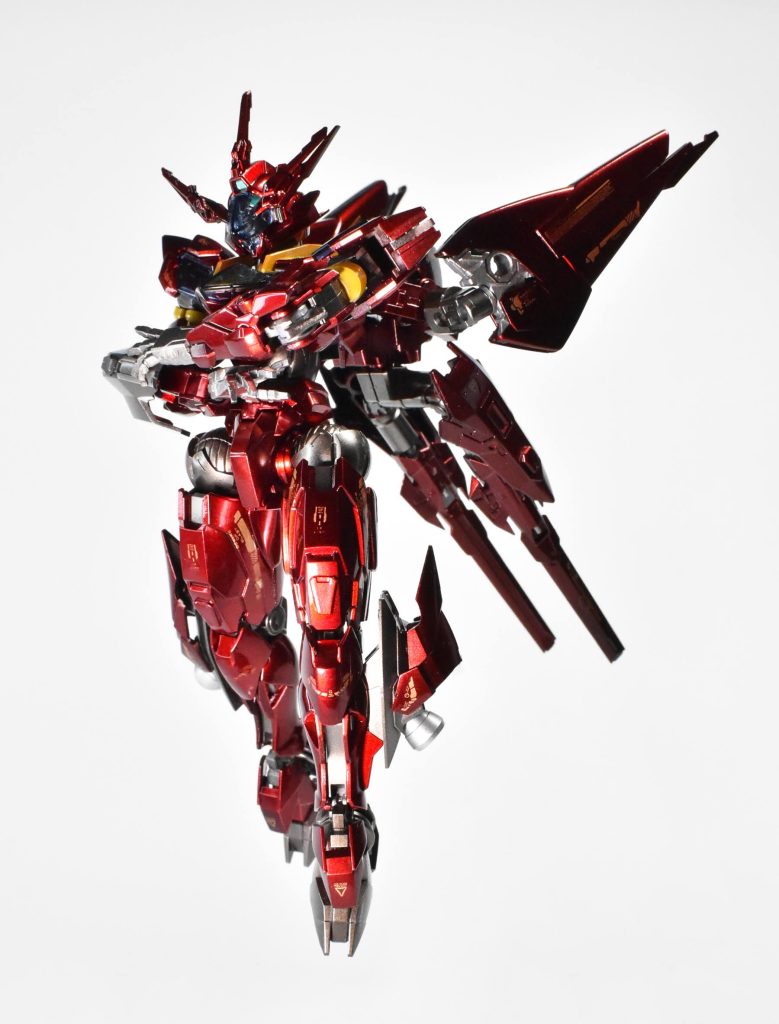 背部スラスターは差し替えで閉じることも可能です。またディテールアップにガンダムアーティファクトの余りを使いました。