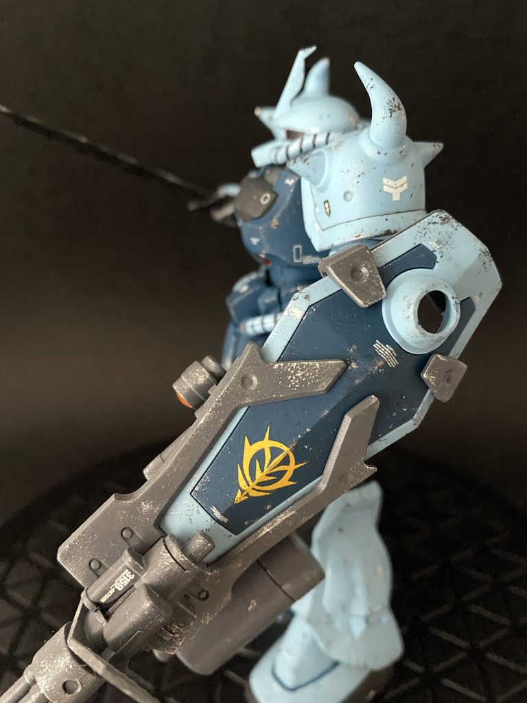 盾はエッジを中心に金属地肌を表現。