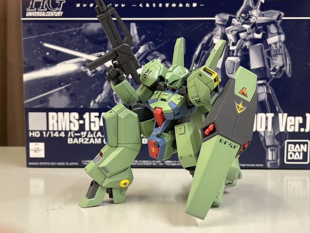 本キットのバーザムがメチャクチャ良く動くため、かなりポーズが決まります。       特に股関節周りに装甲がないデザインの関係で膝立ちポーズも思いのままです。