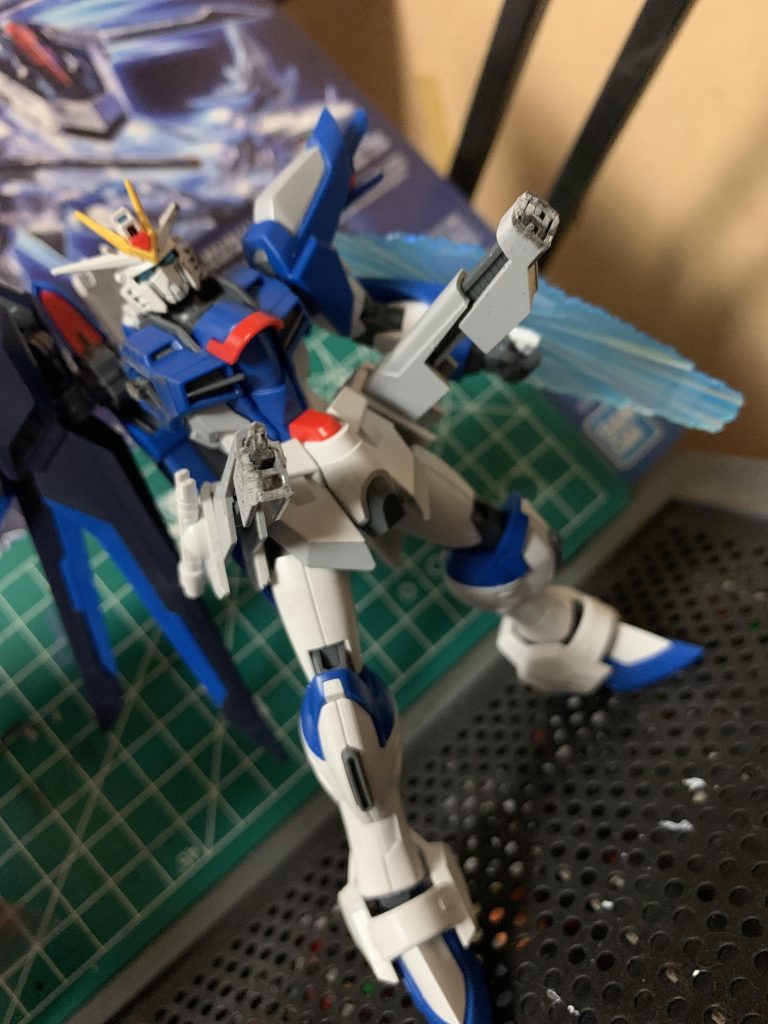 ヴァイパー3レールガンは斜めにやられていたので長さに違いが出るようにニッパーで切り落としてからパーツを接着してます。