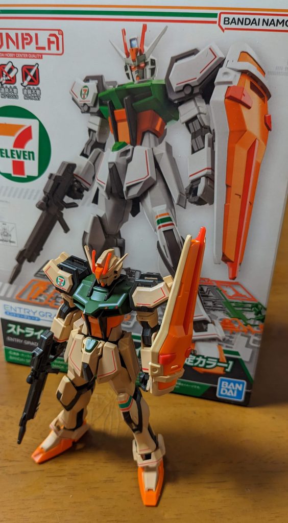 ランナー塗装後手もぎモデリングでシール余白を使って胸にOne Pointしますた。ウン、オサレだ。このあとデカール足してノーマルストライクからランチャーを拝借。ストライクさんゴメンナサイ。