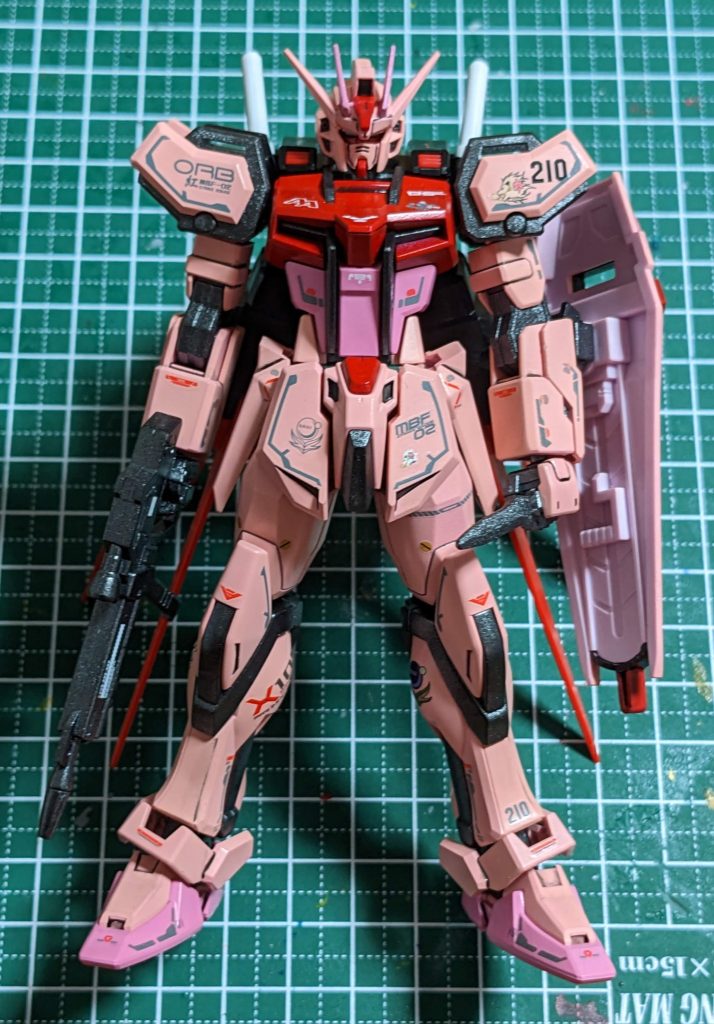 塗り直し、デカール完了の図。ガンメタ部に余ったソフト99を使ったらプラが負けてザラザラになりますた。横着はいけませんデス。