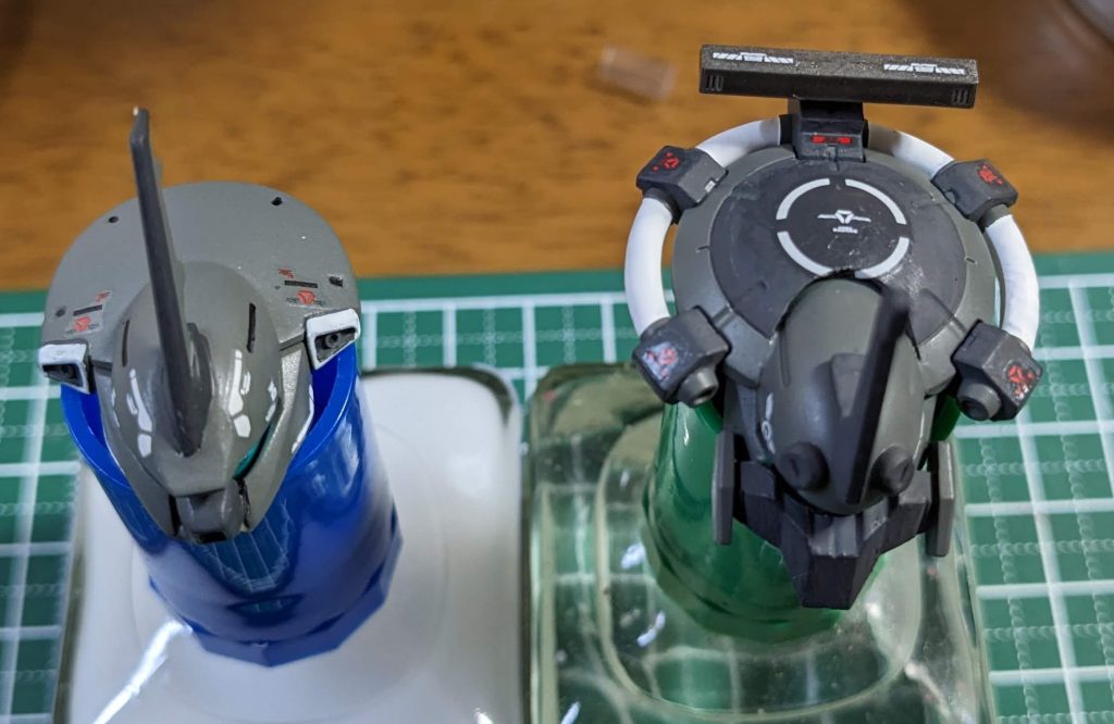 1号機との頭部比較。1号機は小加工で元キットの面影を残しましたが、2号機はかなり森杉さんにしますた。