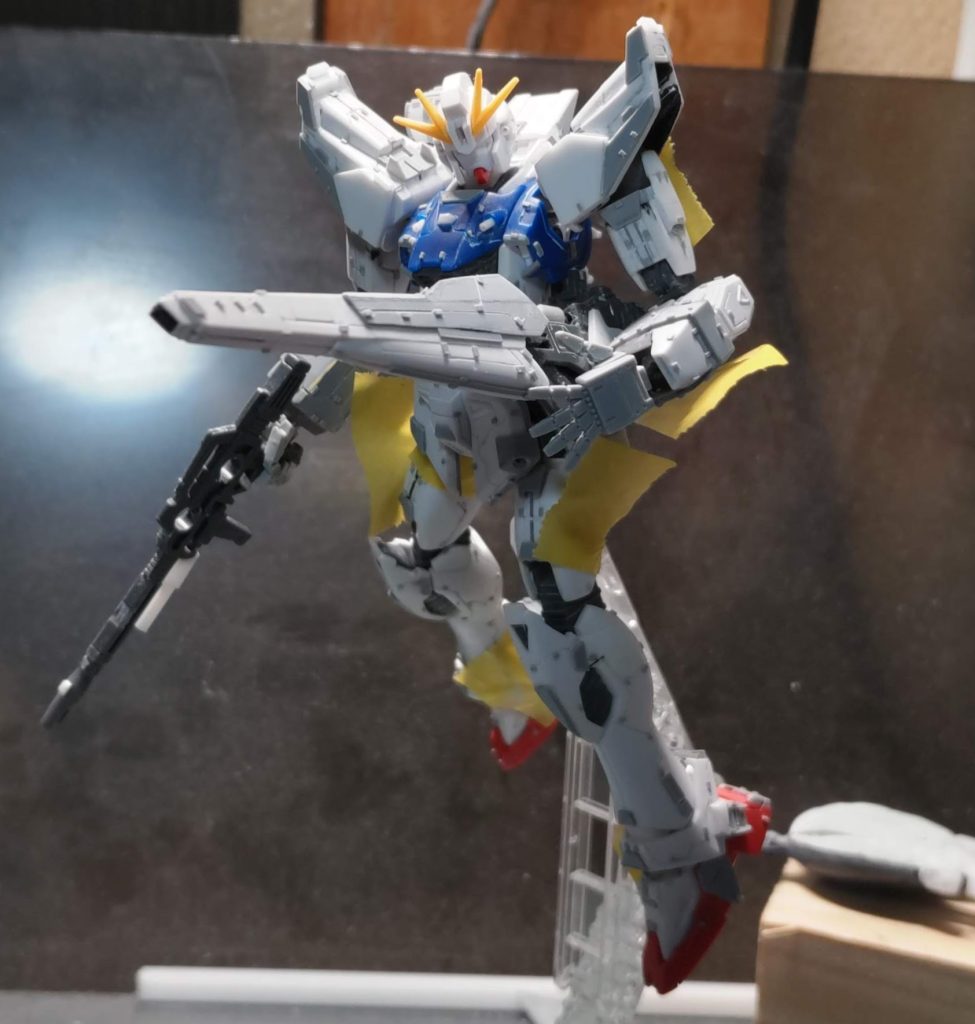 こちらは、ディテールアップ後、塗装前になります。色の違うところは、プラ版を足したところや市販パーツです。一部肩の装甲だけ、白くてもプラ版を素材になります。