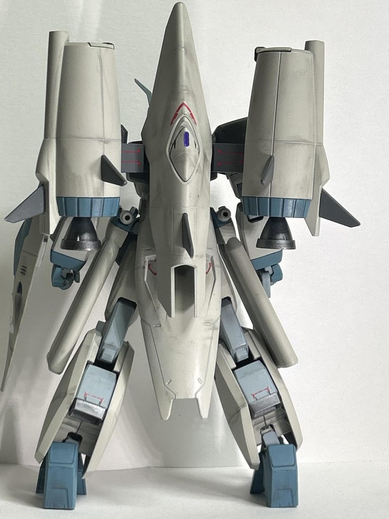 ところでキットですよ。これがまた出来が良い。確かにモナカばかりですが、プロポーション的にはガッチリしてカッコいい(個人的主観)。仮組した時に「カオスが好みだと知っていたのに……なんでもっとカオスの事を知ろうと思わなかったんだろう……」と某エルフの魔法使いばりに後悔したとかしなかったとか。当時買わなかった事を軽く後悔したのはホントですが。