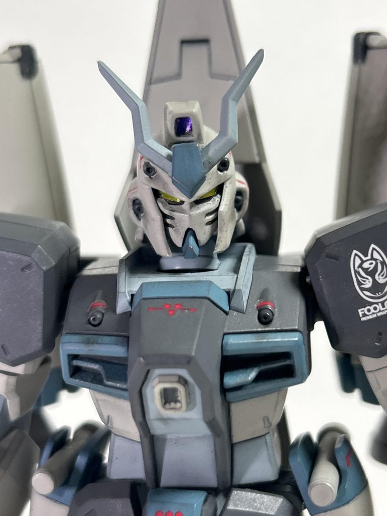 塗装はライトグレーをベースにしました。ダメージを受けそうなメイン装甲には硬そうに見えるグレイバイオレット、可動しそうなとこにはライトゴーストグレイ。そしてポイントにはインターミディエイトブルー……この色いいよね……問題は気を抜いたらこの色を基準にカラーリングを選定してしまうのです。……ここまでしときながらホントはエールカラミティみたいなカラーにしたかったとは言えない……。