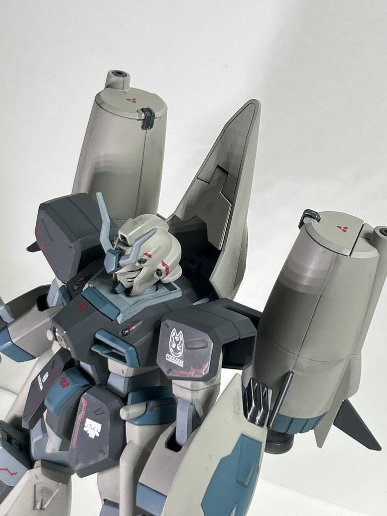 デカールはとりあえず銃身とかスラスターとかとりあえず危なそうな所をメインに貼り付けました。後のマーキングは何となく和風でまとめました。