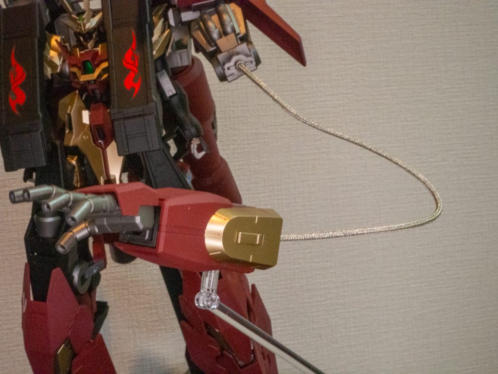 腕を繋ぐワイヤーは、2.6mmメッシュパイプ（0.28mm✕2本の芯線を通した）に変更しました。もともとのワイヤーは2mm以下なので、接続部分の穴を2.5mmに拡張してメッシュパイプを通しています。