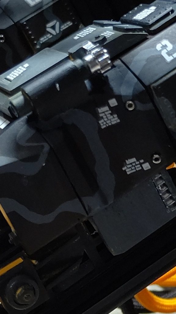 今回、デカールは、しこたま買い置きしているメガサイズ版ザクⅡ、シャア専用ザクⅡの物に絞って、機体番号も、以前作ったぐにゃぐにゃ迷彩グフに使ったのと同じデカールにあわせました。迷彩の元ネタは、第二次大戦初期のドイツ軍のジャーマングレーとブラウンの二色迷彩からです。ぐにゃぐにゃは旧日本軍の迷彩からもらってます。ぐにゃぐにゃ具合を大きくして、色も薄いグレーを追加して元ネタから離れるようにしてます。ぐにゃぐにゃは細い平筆と丸筆で手書きです(゚_゚)。