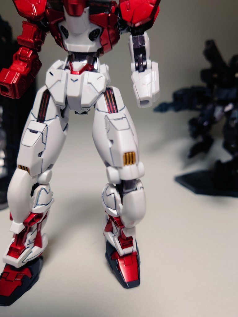 エアリアルに膝部分には排熱部がありますが、これがちょうどアストレイの膝カバーで隠れる位置にあるため、可動させる度に隠れたりチラ見えしたりするのでなかなかの興奮度があります。