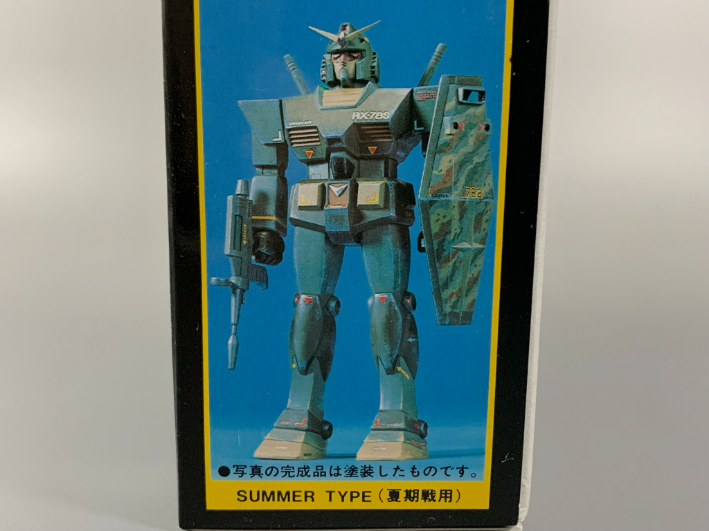 塗装モデルはこちら。旧キットリアルタイプガンダムのパッケージに掲載されている『SUMMER TYPE（夏期戦用）』カラーです。この写真一枚では色味が分かりにくい感じでしたが、自分の感覚を信じて塗装を進める決心をしました。