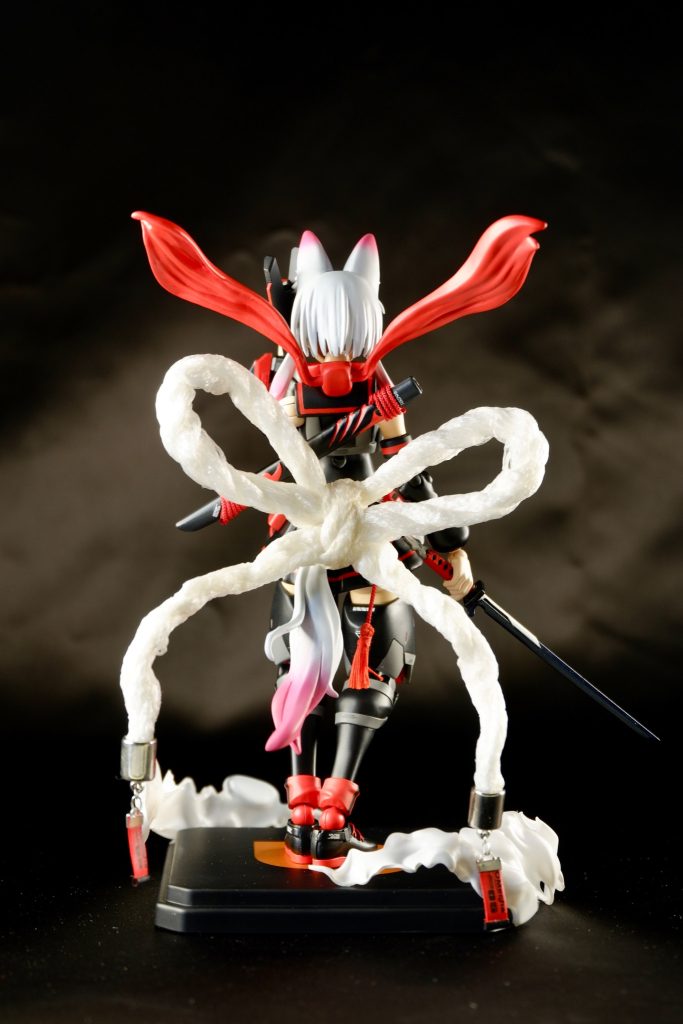 ▲背面、大きなしめ縄と尻尾が可愛い