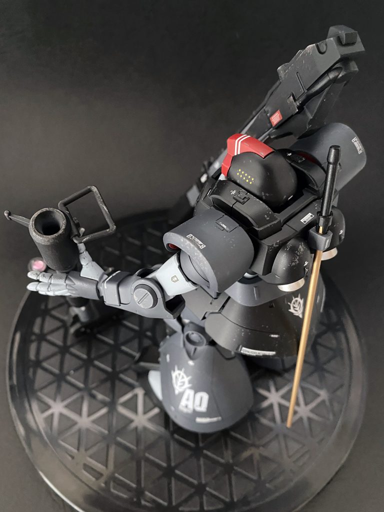 肩口にスジ彫りと胴体部は合わせ目消しではなくディティール追加。