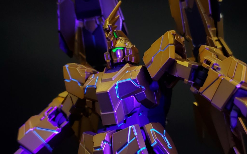 そして、ガイアのエナメル蛍光ブルーでスミ入れし、ブラックライトを当てるとサイコフレームの光が漏れてるようにしました！