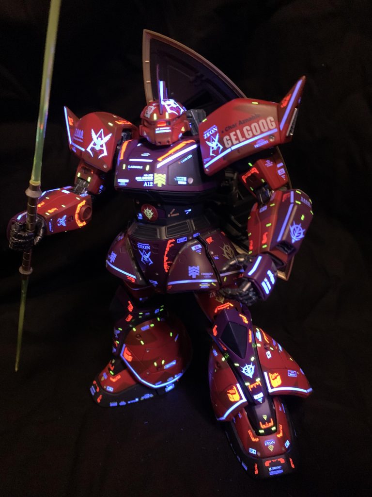 てな訳で本機もUVビコーン対応ですw。シャアさんのパーソナルマークとジオンマークがこれでもかと大量にw。