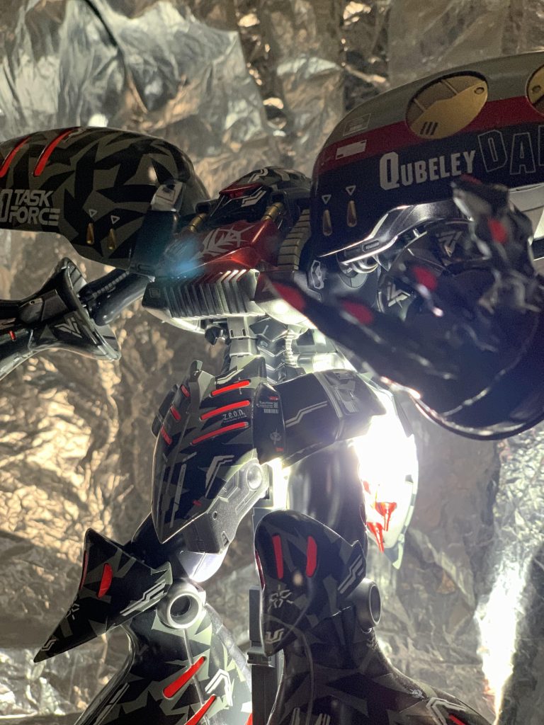 ライトの当て方も変えたらちょっと神々しい感じにw。でもポーズは。。。「すしざんまい!」ww