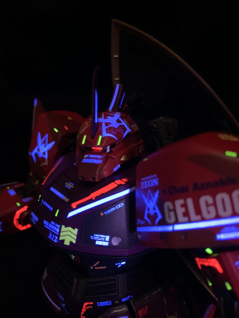 顔面アップ。モノアイも付属シールではなくて蛍光テープです。