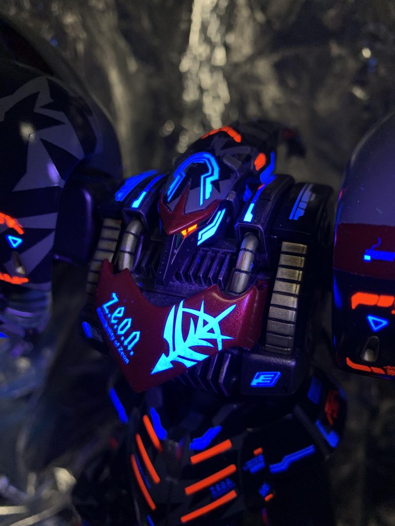 胸のジオンマーク。胸パネルのラインに合わせてカットして貼りました。意外と上手くできたと自画自賛w。