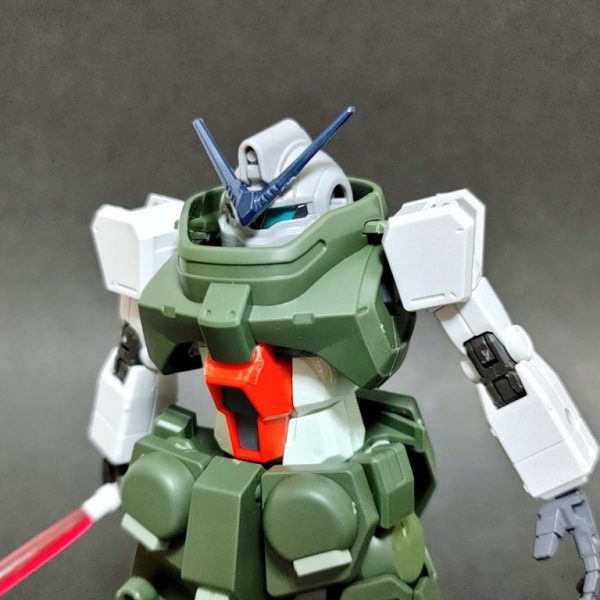 前作ガンレックスの世界線で 月面作戦用の機体「Ｌ（ルナ）ガイヤー」です。 ガンタンクからの派生機体で、月面をローラーで滑りながら砲撃します。 砲撃だけでなくビームサーベル試験運行中の設定です。（この世界ではビームをサーベル状にすることが難しい） もう少しいじったら色合いを赤にしてグリモアっぽさを抑えたいところ。（2枚目）