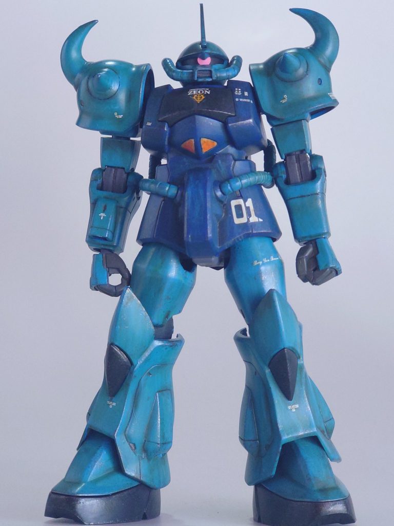 まずは正面の素立ちで、腕はフィンガーバルカンはオミットしてザクⅡの手に変えました