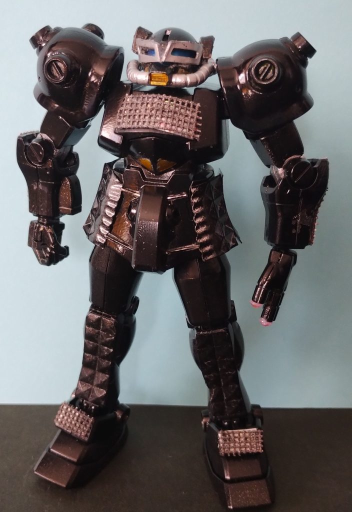 「ミノフスキー粒子」や「ニュータイプ」の軍事転用という急激な技術進歩に脅威を感じて地球にやってきた外星人ファウラス。彼らが使用する偵察用MS、という空想でそれっぽく作ってみました。HGグフにジムの脚を使用。顔がそれっぽくなかったので面長に作り直そうかと思いましたが妙に愛嬌があるのでそのままにしました。胸と腕と足首にメッシュのヤスリ、腰と脛に弁当の容器を使用しています。