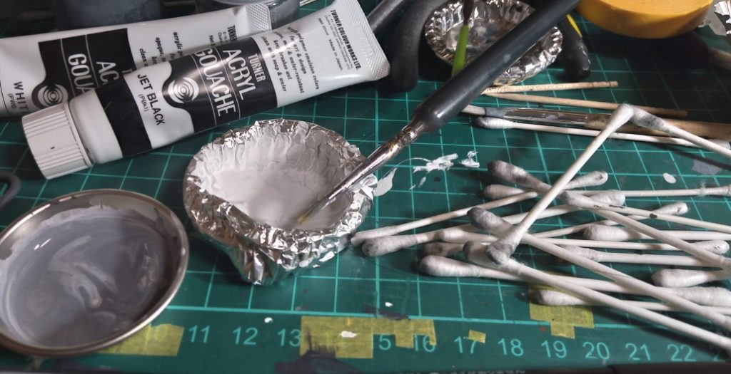 予め購入していたアクリルガッシュのジェットブラックとホワイトで筆塗り。これが何故か混ざらない。延々コーヒーに溶けないミルクの様に、ホワイトが分離して来る。混ぜると30秒後には分離しだすので混ぜては塗り、混ぜては塗り。やっかいな事に塗装中でも、プラの上で分離して来るんですよね、コレ。結局未解決事件です。一応リターダー使ってみたんですけどこれが悪かったのかガッシュの特性なのか、ジェットブラックが特殊なのかはもうサッパリ。