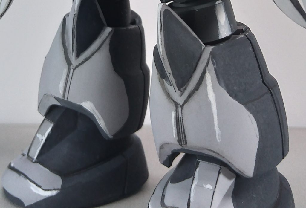 筆塗り跡は不透明のねっとりアクリルガッシュなので、諦め半分、むしろ残してやるぜー！くらいの勢いでやりました。とは言えつや消し後はボヤボヤして案外残らない感じに。問題は筆塗り下手くそ案件の方で、影のライン等で、筆がヨレヨレはみ出ては綿棒でふき取り、はみ出ては綿棒でふき取り。むしろざっくりベタ塗りした後で、ライン沿いに綿棒でふき取ったほうがまだ綺麗に線がキュッと出るので、最終的には筆塗りと言うより、綿棒でふき取り塗り、みたいな意味のわからない工程になりました。横着してその日のうちにつや消し吹いちゃいましたが、水性つや消しトップコートならチューブ絵具と言えどもアクリルガッシュくんはちゃんと耐えてくれました。そんな訳で完成～