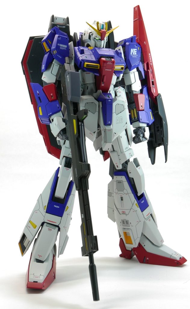 別角度から。前腕部のシリンダー形状変更・腰フロントアーマーの大型化・胸部装甲の幅増し等、至る所で改修を施しています。