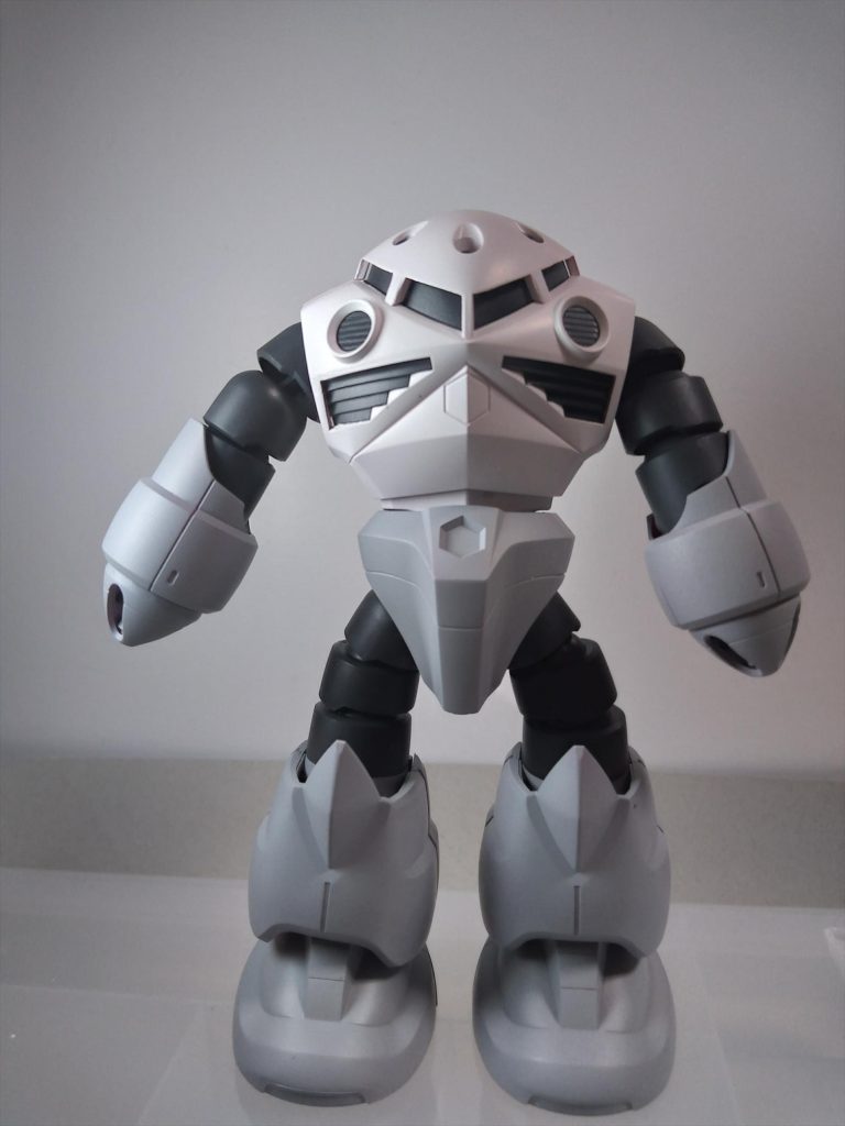 とりあえずサフ。白サフ、グレーサフ、黒混ぜサフ、でざっくり塗り分けました。水泳パンツのせいか、昔のロックマンのボスキャラ感が滲み出る。今まで捨てサフっぽい感じでしかサーフェイサー吹いてこなかったのでしっかり塗装するとプラみたいな綺麗な質感でびっくりしました。梨地みたいなザラザラがデフォだと思って居たので。