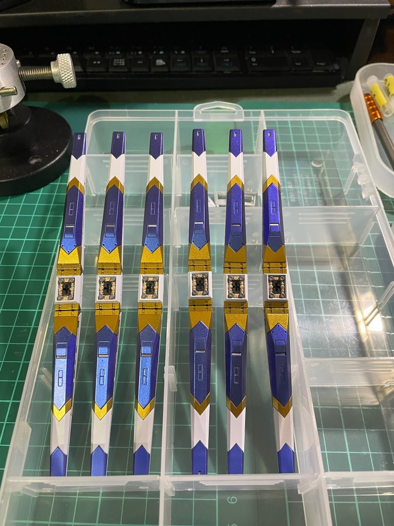 誰もがつらたんになるファンネル製作w中央部の基部はエナメル塗料も使って色分けしてます。完成させてみてあらためて水色パーツを変えて良かったと思いました。めっちゃかっこいいw