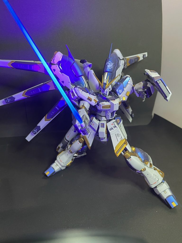 ビームサーベルもガイアカラーの蛍光ブルーで塗装したのでこの通り。